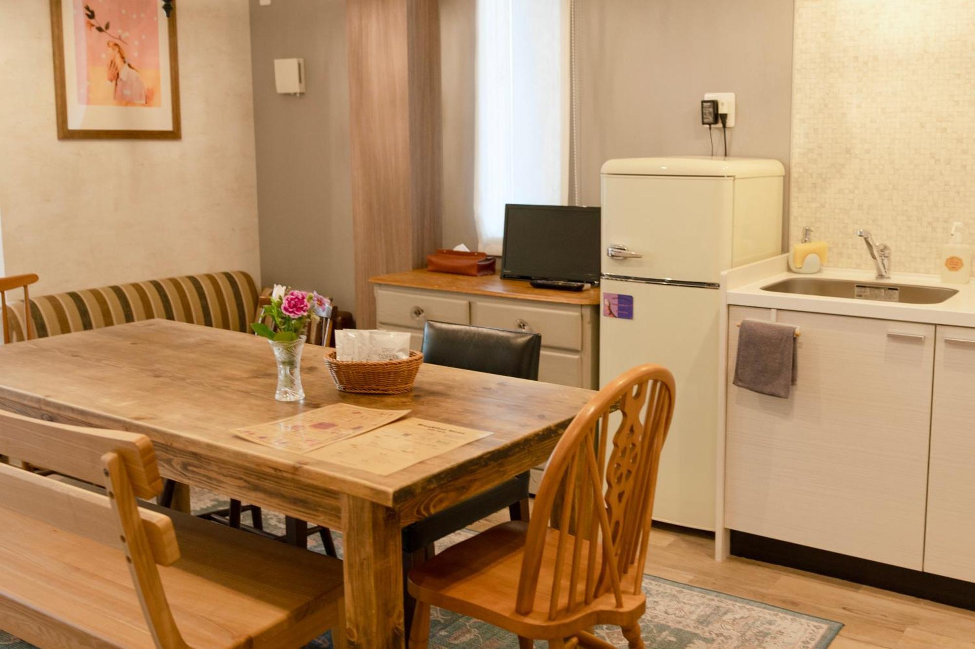 7 & Cafe Hotel