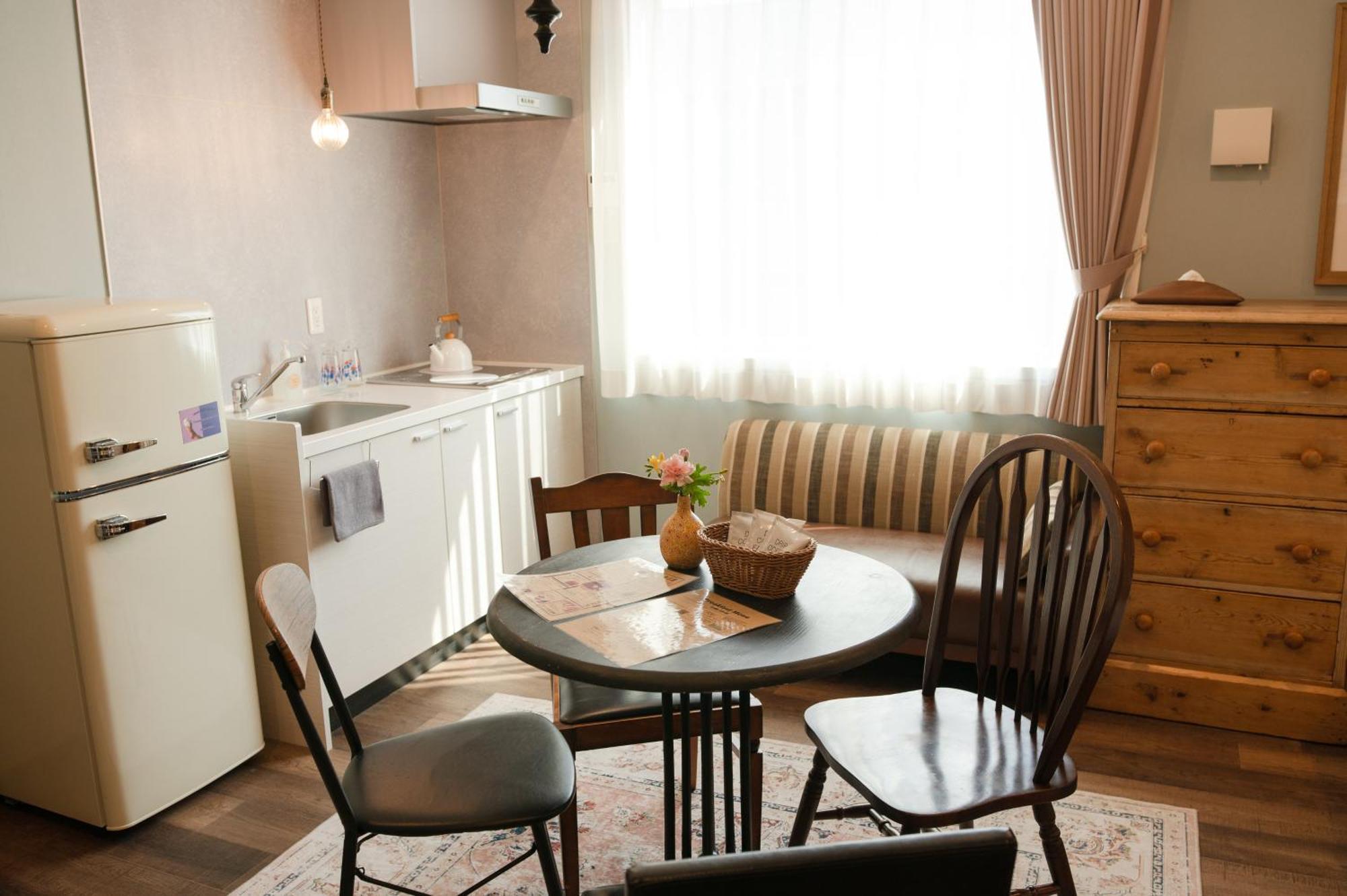 Hotel 7 & Cafe Tokyo
