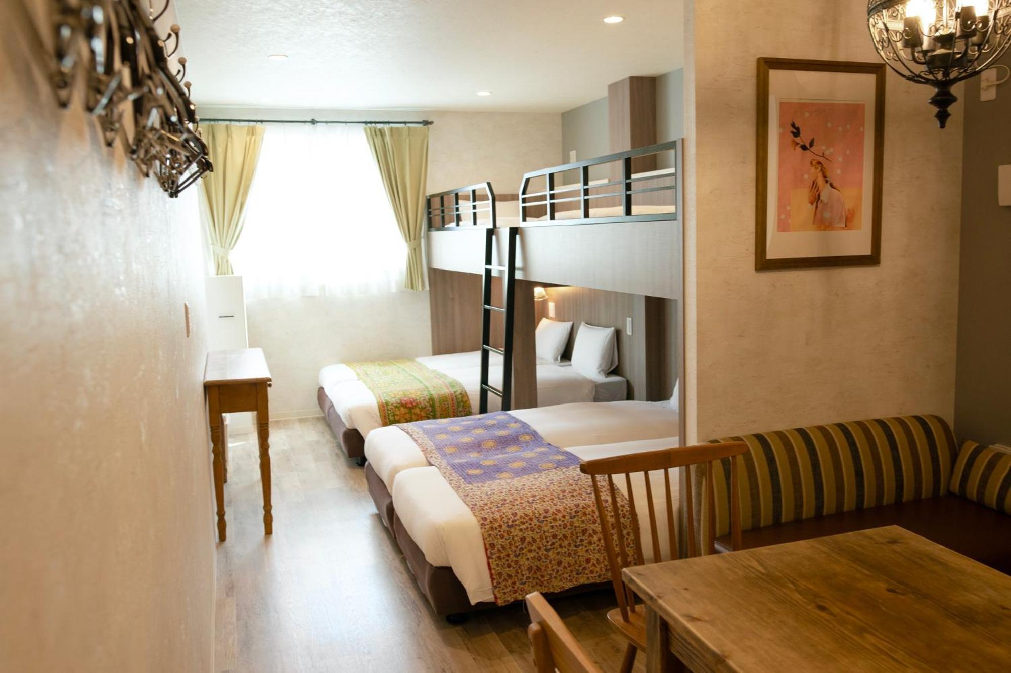 7 & Cafe Hotel