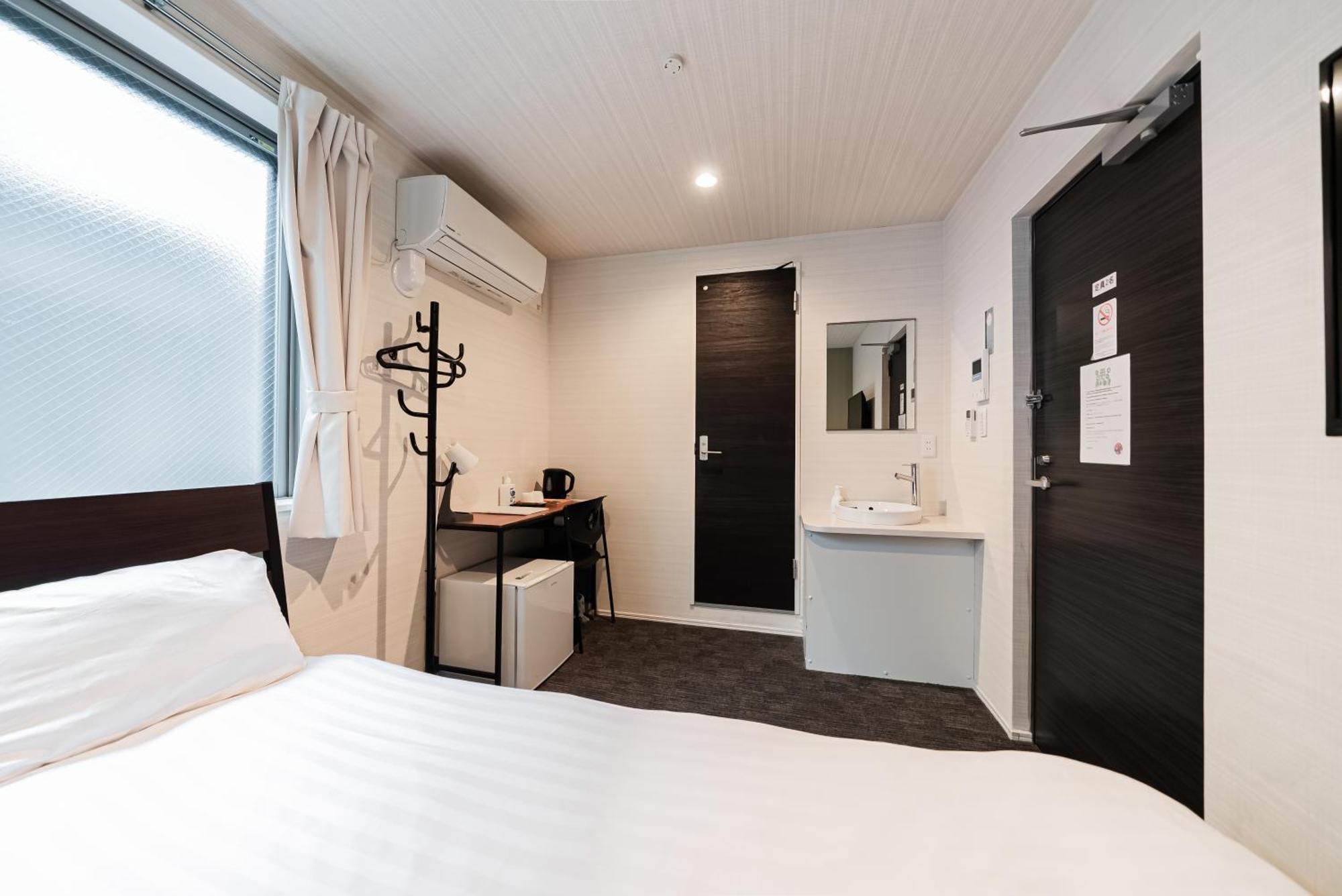 Glou Higashi Shinjuku Hotel 2*