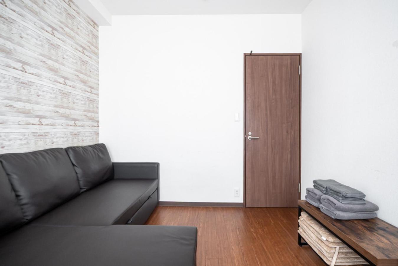 East Shinjuku Triplex: 3-bedroom With Shared Shower * Tokyo