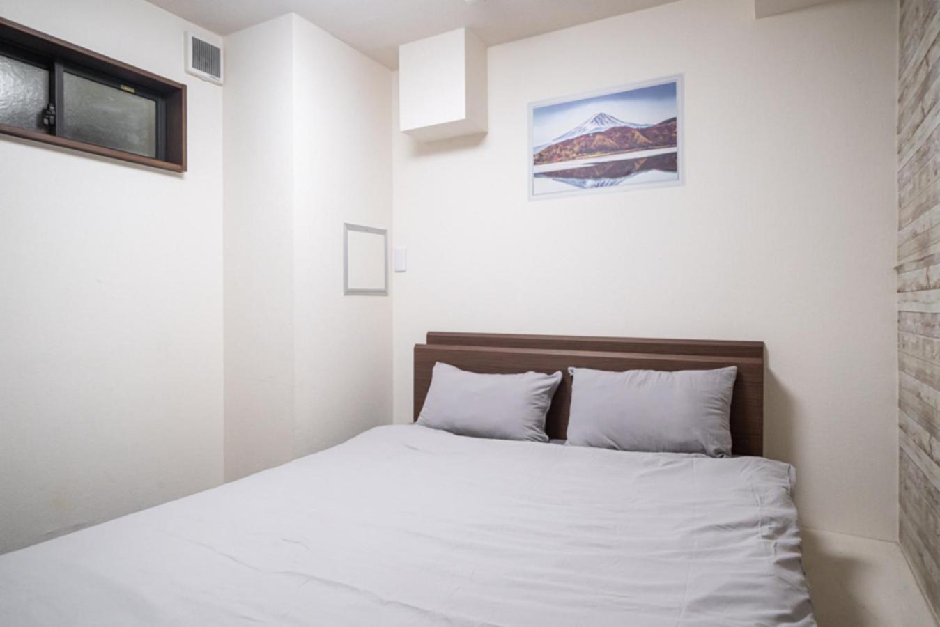 East Shinjuku Triplex: 3-bedroom With Shared Shower Apartment
