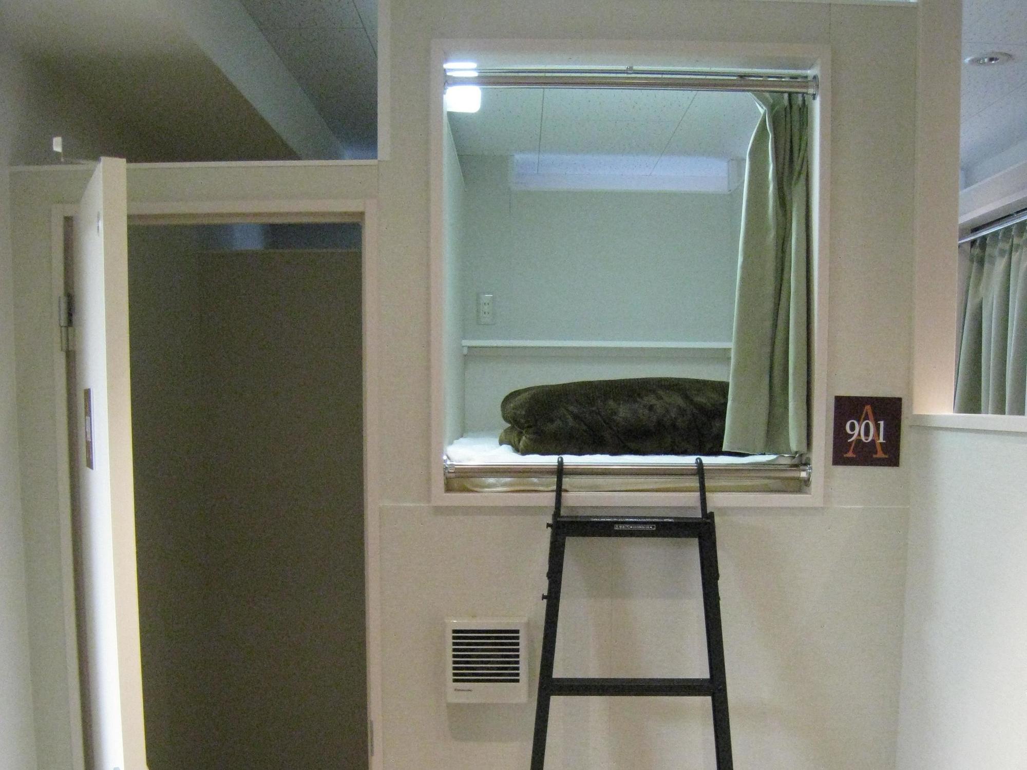 Capsule hotel 1 Night 1980 Yen *