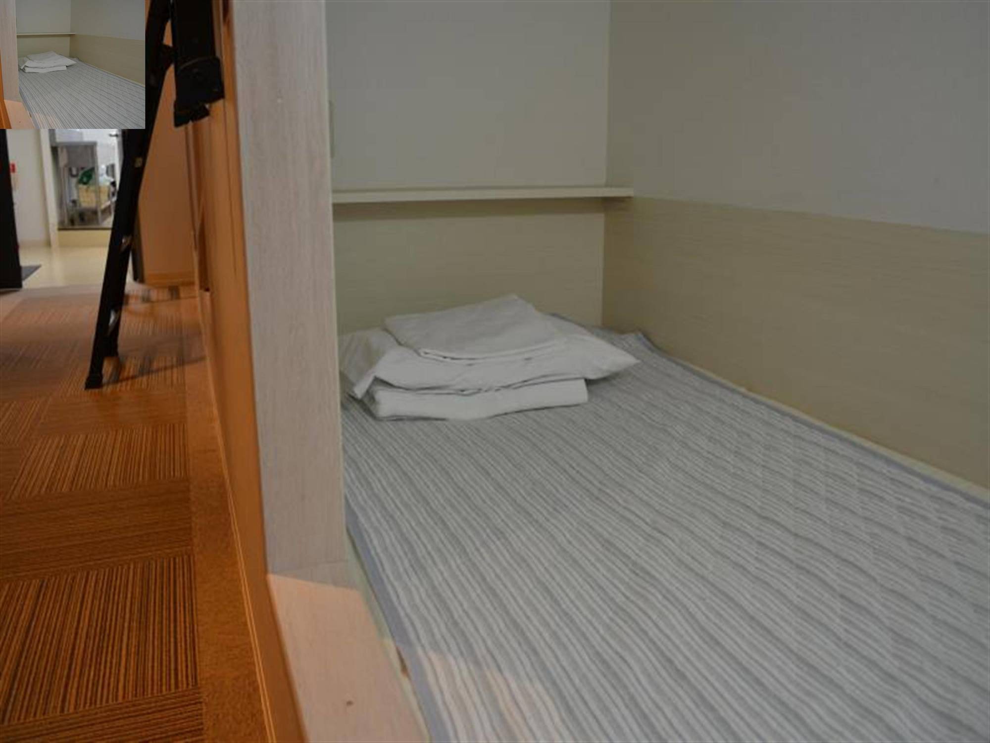 Capsule hotel 1 Night 1980 Yen